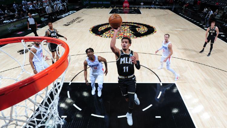 Pemain Atlanta Hawks, Trae Young, saat hadapi Los Angeles Clippers di NBA 2021 pada Rabu (27/01/21). - INDOSPORT