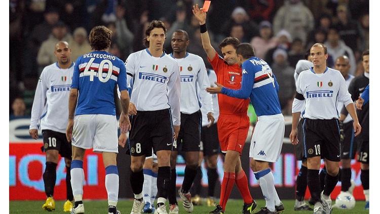 Pemandangan cekcok pemain dengan wasit dalam pertandingan Serie A Italia antara Sampdoria vs Inter Milan, 28 Januari 2007.