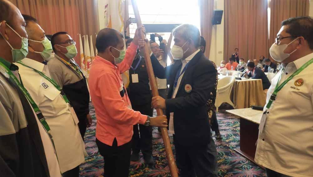 John Ismadi Lubis (kedua dari kanan), terpilih kembali menjadi Ketum KONI Sumut periode 2021-2025.