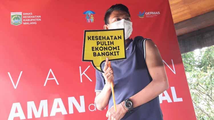 Striker Arema FC, Dedik Setiawan, menjadi wakil atlet dalam vaksinasi yang digelar Pemkab Malang.