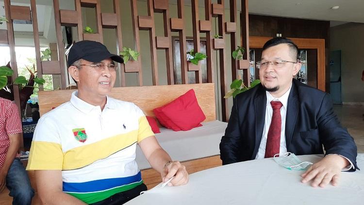 Wakil Direktur PT SOM, Hendri Zainuddin, bersama Bupati Musi Rawas, Hendra Gunawan.