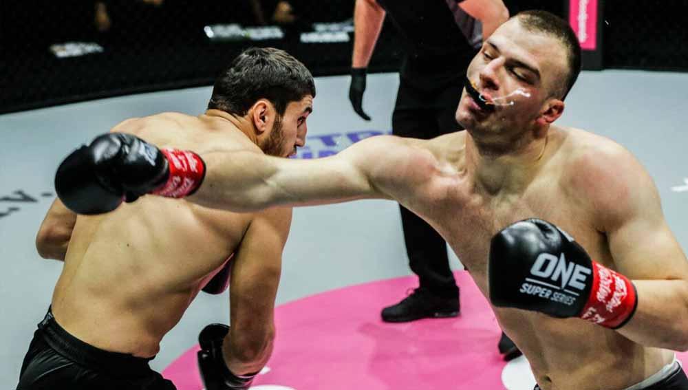 Petarung asal Rusia, Beybulat Isaev buat KO lawannya hanya dalam 82 detik di ONE Championship.