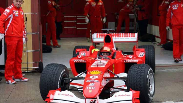 Valentino Rossi saat jajal mobil balap Ferrari tahun 2006.