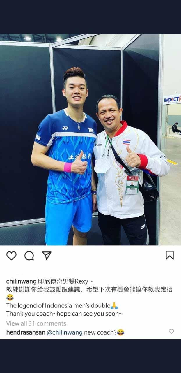 Hendra Setiawan mengomentari foto Wang Chi-lin pose bareng Rexy Mainaky. Copyright: Instagram@wangchi-lin