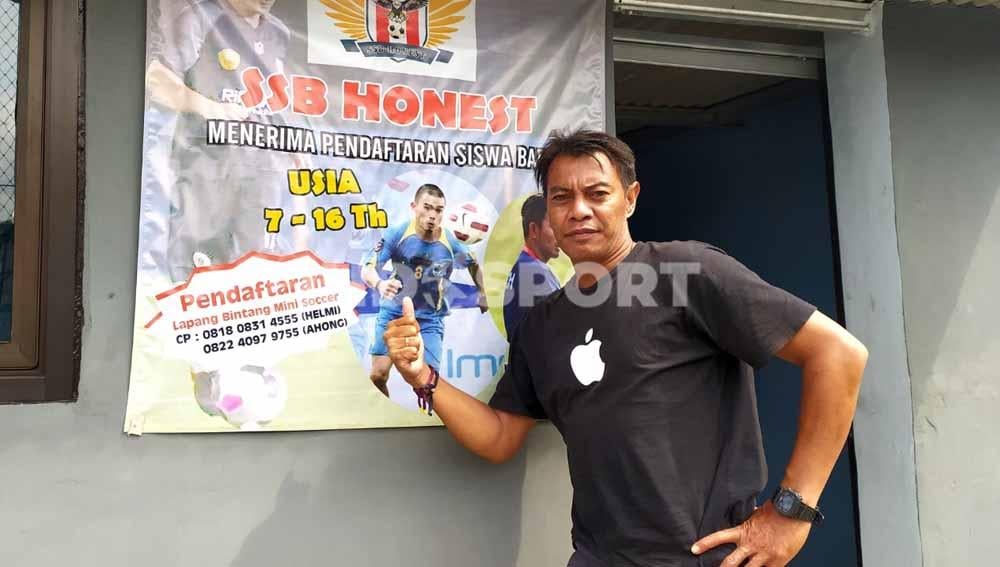 Mantan bek timnas dan beberapa klub Indonesia, Sonny Kurniawan, saat ditemui di Bintang Sport Mini Soccer, Jalan Kebon Kopi, Kota Cimahi, Bandung. Selasa (02/02/2021). - INDOSPORT