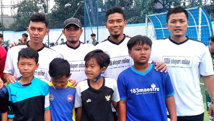 Gelandang Persib Bandung, Abdul Aziz (kiri), eks pemain Persib Imral 'Korea' Usman (pakai topi) dan Wildansyah (kedua dari kanan) berfoto bersama saat coaching clinic di SSB Honest. - INDOSPORT