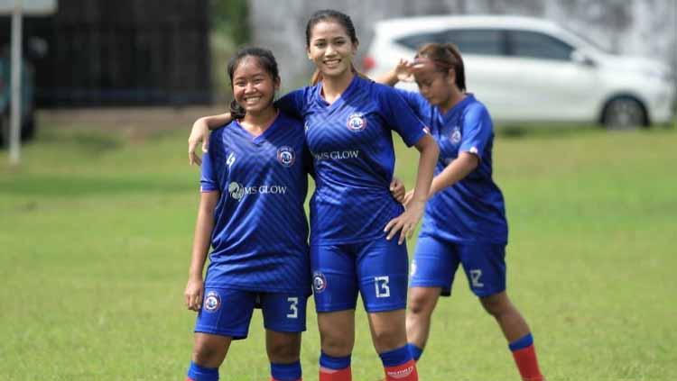 Shafira Ika Putri dkk menang telak 15-0 atas tim lokal putri Malang dalam uji coba untuk menjaga eksistensi di tengah vakumnya sepak bola putri . - INDOSPORT