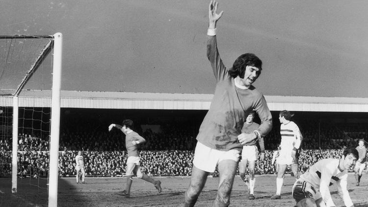 Selebrasi George Best usai mencetak gol untuk Manchester United pertandingan Piala FA kontra Northampton Town, 7 Februari 1970. - INDOSPORT