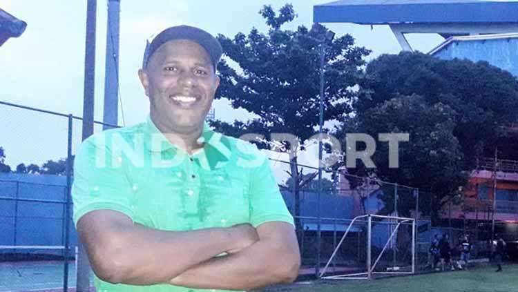 Claudio De Jesus dengan latar belakang Stadion Gajayana Malang.