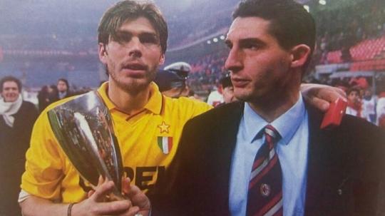 Gelandang legendaris AC Milan, menenteng Piala Super Eropa usai mengalahkan Arsenal, 8 Februari 1995.