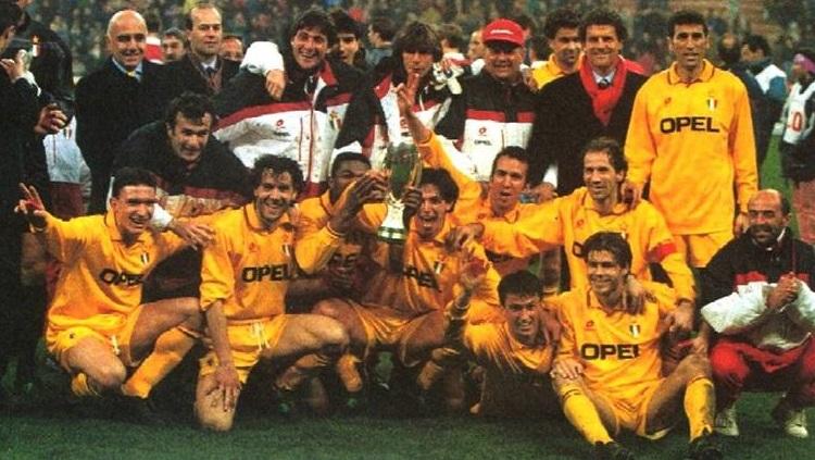 Selebrasi pemain AC Milan usai mengalahkan Arsenal dalam pertandingan Piala Super Eropa, 8 Februari 1995. - INDOSPORT