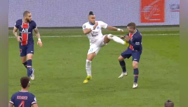 Dimitri Payet saat menendang Marco Verrati.