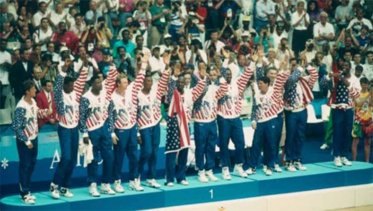 Aksi nyeleneh Michael Jordan saat merayakan medali emas Olimpaide 1992 bersama Timnas Basket Amerika Serikat. Copyright: sports.yahoo