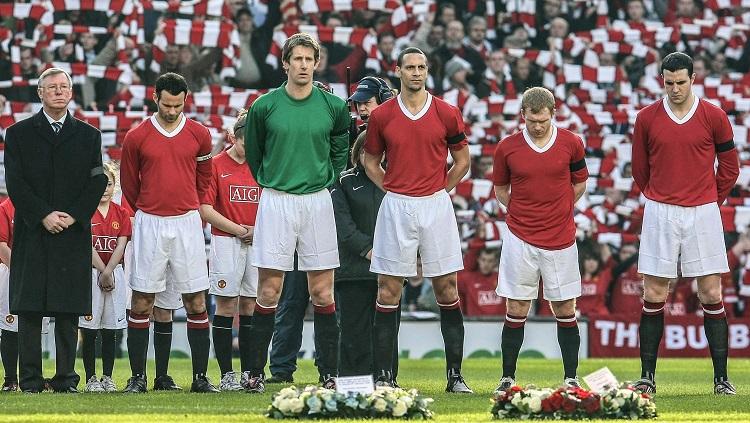Prosesi mengheningkan cipta Manchester United memperingati 50 Tahun Tragedi Munich di Old Trafford, 10 Februari 2008.