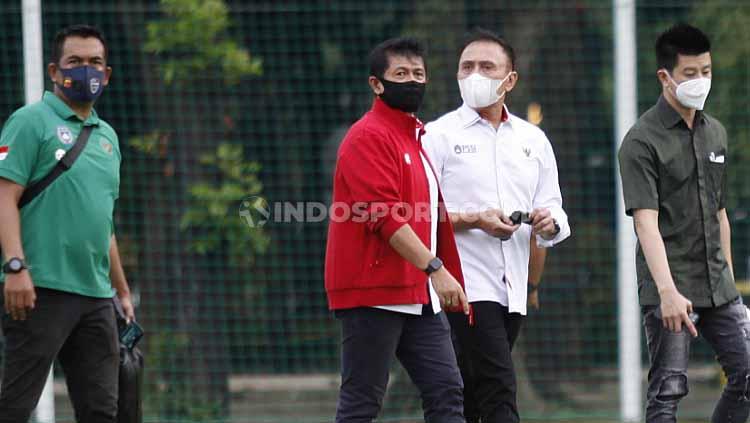 Ketum PSSI Mochamad Iriawan didampingi Direktur Teknki Indra Sjafri saat meninjau TC Timnas SEA Games 2021 hari kedua di Lapangan D Senayan, Jakarta, Rabu (10/02/21).
