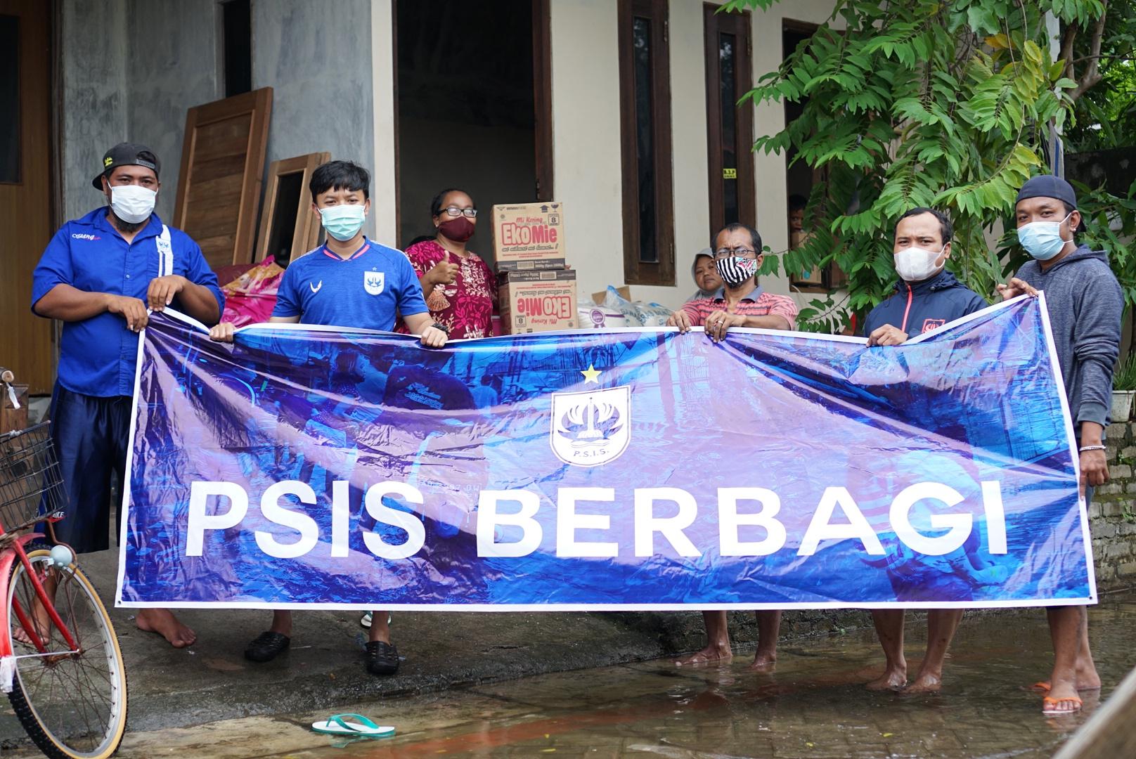 Perwakilan manajemen PSIS saat menyerahkan bantuan kepada perwakilan masyarakat di sekitar Kecamatan Genuk, Semarang yang terdampak banjir.