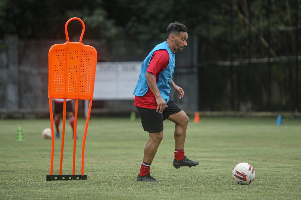 Diego Assis dalam latihan Bali United di Lapangan Karya Manunggal, Sidakarya, Denpasar, Senin (08/02/21).