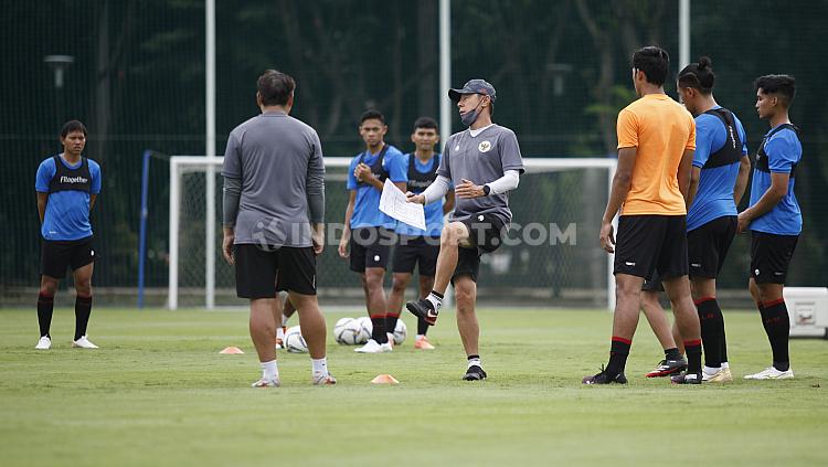 Pelatih Timnas Indonesia, Shin Tae-yong saat memberikan arahan kepada para pemainnya pada TC Timnas SEA Games 2021 di Lapangan D Senayan, Jakarta, Rabu (10/02/21).