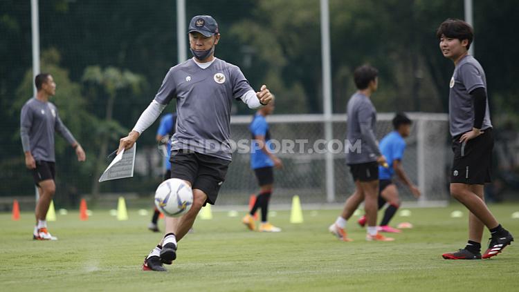 Pelatih Timnas Indonesia, Shin Tae-yong menunjukan skill-nya di sela-sela TC Timnas SEA Games 2021 di Lapangan D Senayan, Jakart, Rabu (10/02/21).