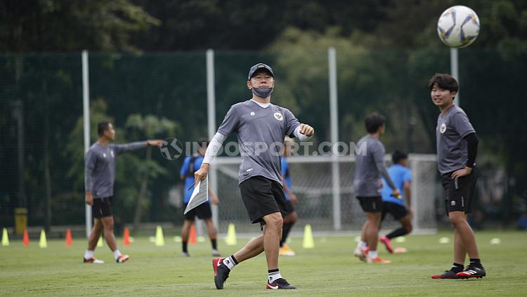 Pelatih Timnas Indonesia, Shin Tae-yong menunjukan skilnya dengan memasukan bola ke gawang di sela-sela TC Timnas SEA Games 2021 di Lapangan D Senayan, Jakarta, Rabu (10/02/21).