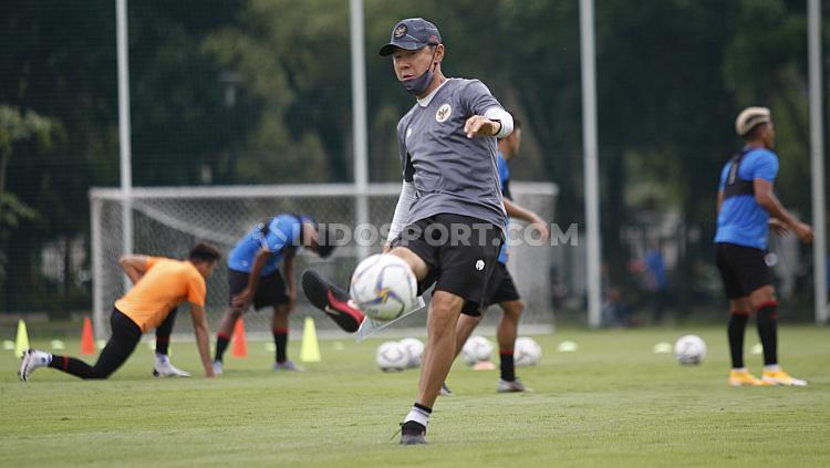 Pelatih Timnas Indonesia, Shin Tae-yong menunjukan skilnya di sela-sela TC Timnas SEA Games 2021 di Lapangan D Senayan, Jakarta, Rabu (10/02/21).