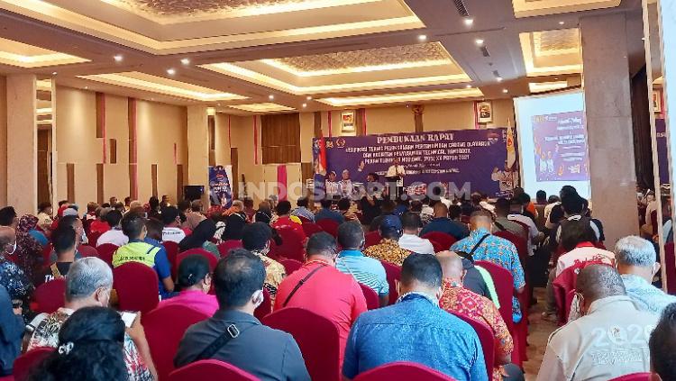 Suasana rapat verifikasi teknis pelaksanaan pertandingan cabang olahraga bersama para Technical Delegate (TD).