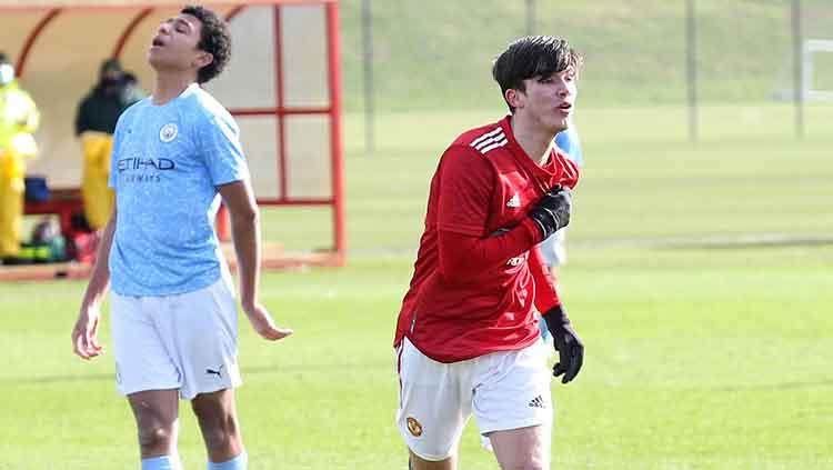 Striker muda Manchester United, Charlie McNeill, saat membobol gawang Manchester City dalam ajang Liga Inggris U-18. - INDOSPORT