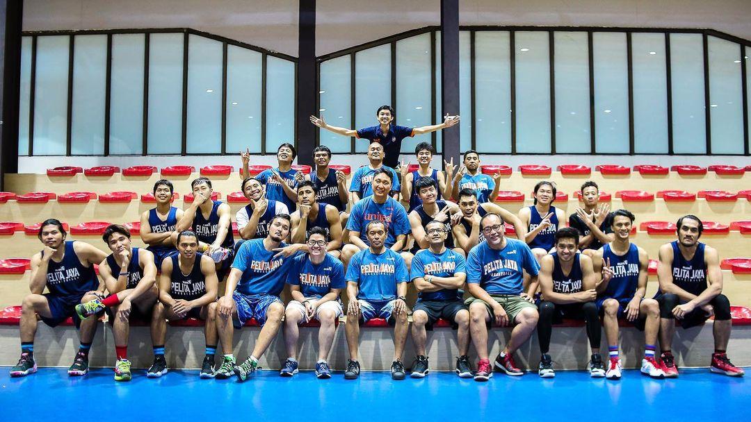 Fictor Roring bersama timnya, Pelita Jaya Basketball. - INDOSPORT