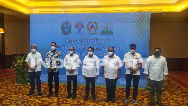 Menpora, Zainuddin Amali, bersama Ketum KONI Pusat, Marciano Norman, foto bersama usai rapat koordinasi persiapan PON 2024 Sumut-Aceh, di Medan, Senin (15/2/21).