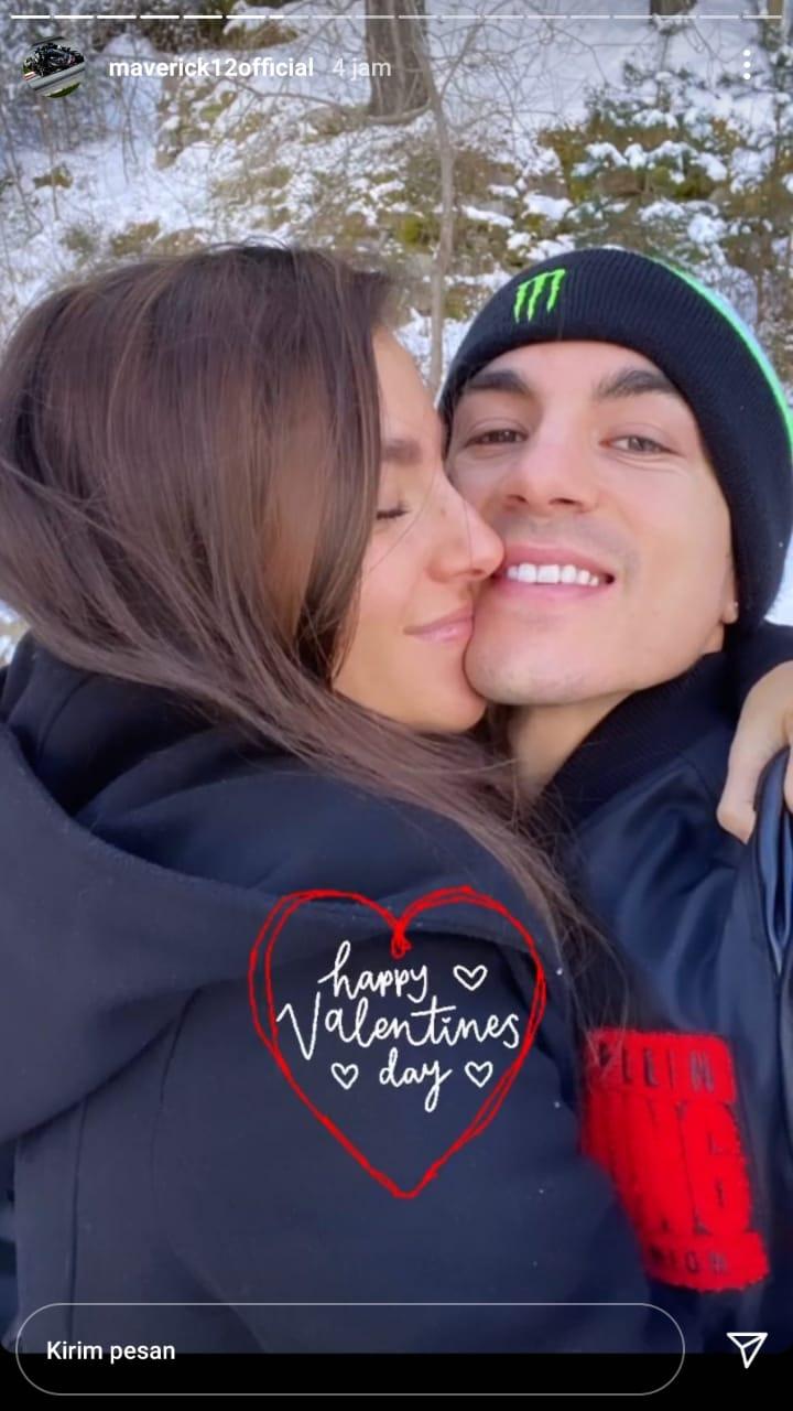 Maverick Vinales mengunggah foto mesra bareng sang istri saat merayakan Hari Valentine. Copyright: Instastory Maverick
