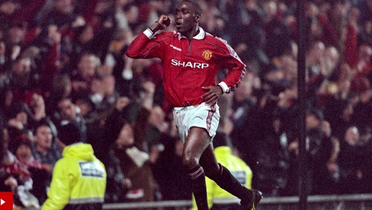 Aksi striker Manchester United, Andy Cole, dalam pertandingan Liga Inggris kontra Arsenal, 17 Februari 1999.