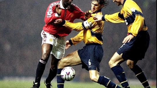 Aksi striker Manchester United, Andy Cole, dalam pertandingan Liga Inggris kontra Arsenal, 17 Februari 1999.