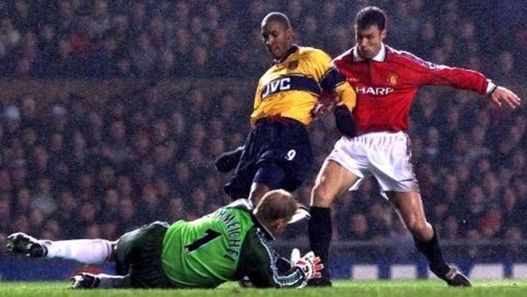 Aksi striker Arsenal, Nicolas Anelka, dalam pertandingan Liga Inggris kontra Manchester United, 17 Februari 1999.