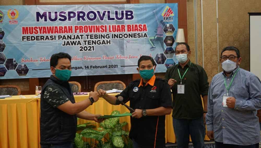 Abdul Hamid (kiri) saat mendapat mandat untuk memimpin FPTI Jateng.