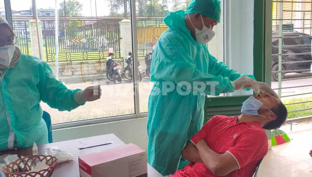 Salah satu calon pemain PSMS Medan menjalani rapid test antigen di komplek Stadion Mini Kebun Bunga, Medan, Rabu (17/2/21).