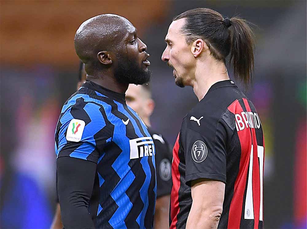 Romelu Lukaku dari FC Internazionale bentrok dengan Zlatan Ibrahimovic dari AC Milan di Coppa Italia. Copyright: Claudio Villa - Inter/Inter via Getty Images