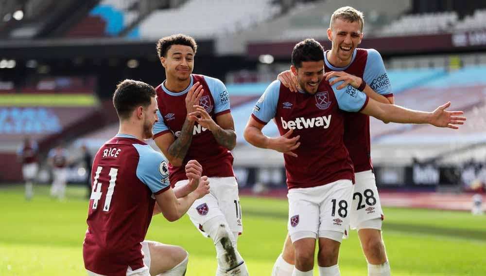 Pemain West Ham United, Jesse Lingard merayakan dengan rekan setimnya Declan Rice, Pablo Fornals dan Tomas Soucek usai mencetak gol kedua pada pertandingan Liga Premier antara West Ham United vs Tottenham Hotspur di London, Inggris, Senin (21/02/2021). - INDOSPORT
