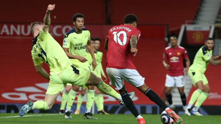 Bintang Manchester United, Marcus Rashford saat mencoba menembak ke gawang Newcastle United Copyright: Twitter @premierleague