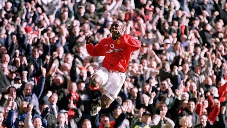 Striker legendaris Manchester United, Dwight Yorke, mencetak hattrick ke gawang Arsenal dalam pertandingan Liga Inggris, 25 Februari 2001.