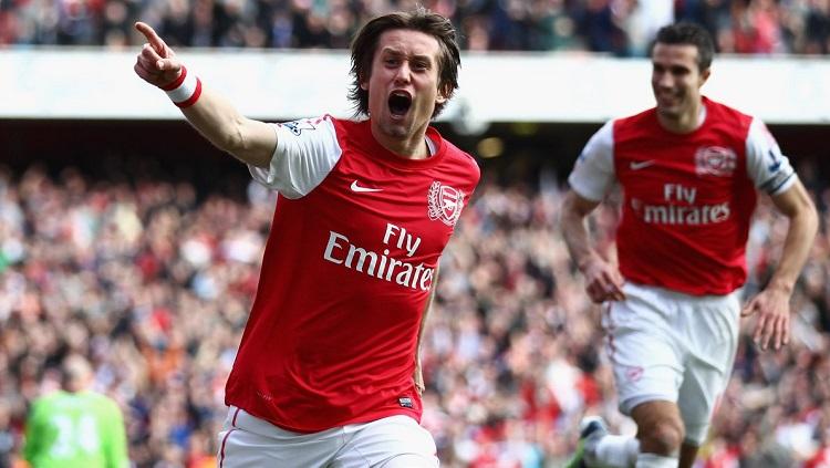 Gelandang Arsenal, Tomas Rosicky, merayakan gol ke gawang Tottenham Hotspur dalam pertandingan Liga Inggris, 26 Februari 2012.