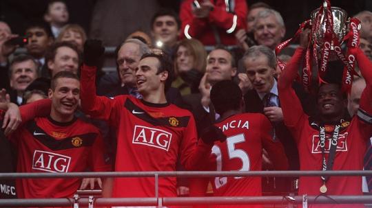 Pemain Manchester United merayakan keberhasilan menjuarai Piala Liga Inggris usai menekuk Aston Villa di final, 28 Februari 2010.