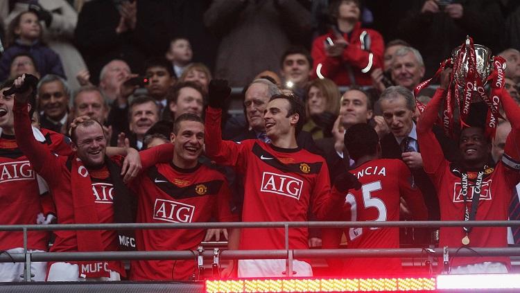 Pemain Manchester United merayakan keberhasilan menjuarai Piala Liga Inggris usai menekuk Aston Villa di final, 28 Februari 2010. - INDOSPORT