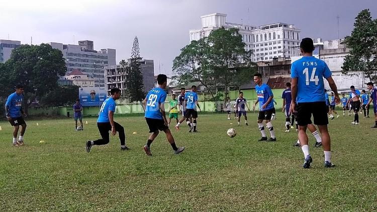 Para pemain prioritas PSMS mengikuti latihan rutin di Stadion Mini Kebun Bunga, Medan, Senin (01/03/21) petang. - INDOSPORT