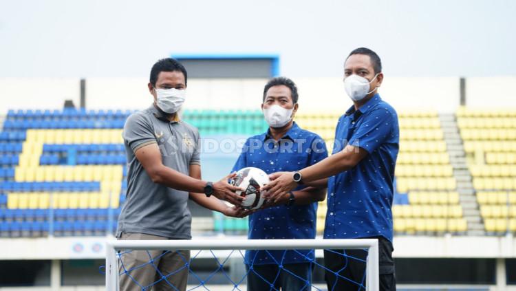 Penyerahan simbolis perlengkapan latihan dari manajemen PSIS ke direktur akademi PSIS pada saat launching PSIS Development di Stadion Citarum.
