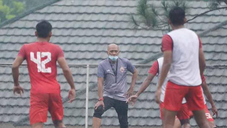 Latihan perdana Persija Jakarta di Sawangan, Senin (01/03/21).