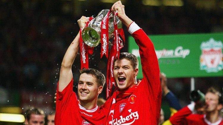 Dua bintang Liverpool, Michael Owen dan Steven Gerrard, mengangkat trofi Piala Liga Inggris usai mengalahkan Manchester United di final, 2 Maret 2003