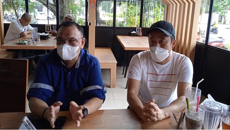 Gelandang Korea Selatan Yu Hyun-koo bersama Manajer Muba Babel United Achmad Haris.