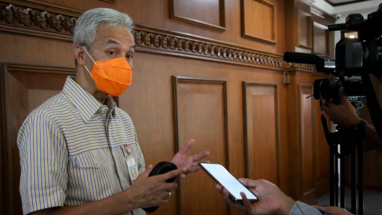 Akmal Marhali, memberikan komentar pedasnya terkait pernyataan Gubernur Jawa Tengah, Ganjar Pranowo, soal menjanjikan pekerjaan ke pemain Timnas Indonesia U-20.