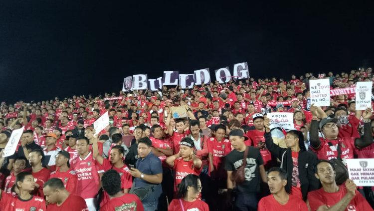 Semeton Dewata Bulldog saat memberikan dukungan pada Bali United di Stadion Kapten I Wayan Dipta, Gianyar. - INDOSPORT