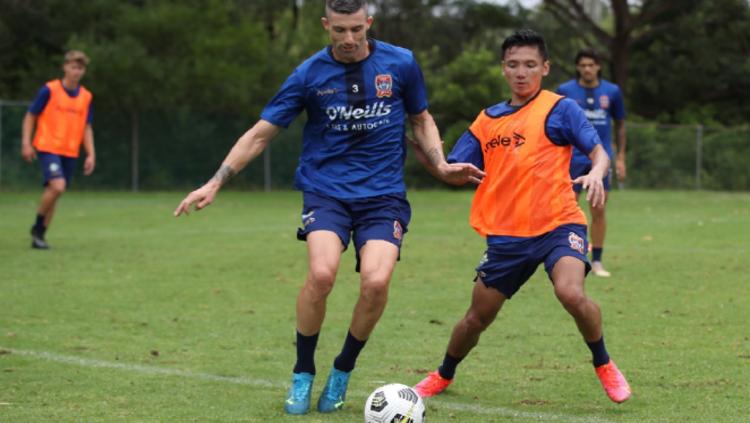 Syahrian Abimanyu (kanan) saat berlatih bersama Newcastle Jets.